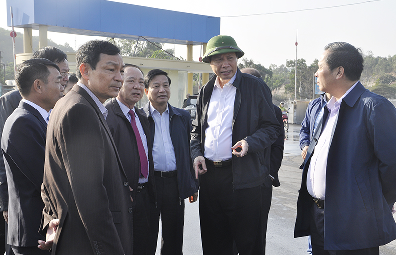 Chủ tịch UBND tỉnh Nguyễn Đức Long trao đổi với chủ đầu tư và các đơn vị sở, ngành, địa phương liên quan tại CCN Hà Khánh