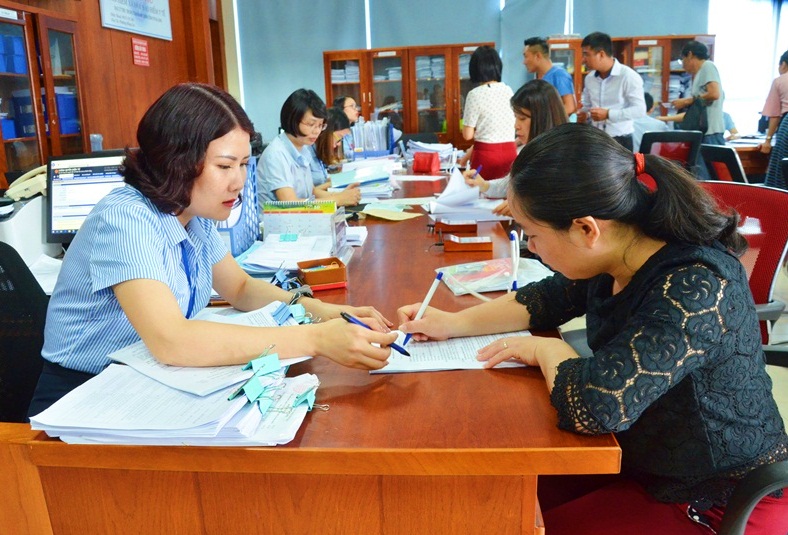 Cán bộ Trung tâm HCC TP Hạ Long hướng dẫn công dân giải quyết TTHC