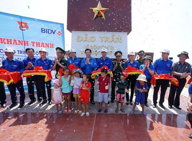 BIDV Quảng Ninh hỗ trợ 5,5 tỷ đồng xây dựng công trình cột cở Đảo Trần.
