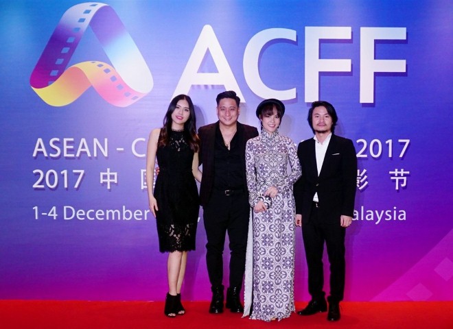Đạo diễn Hoàng Nhật Nam (ngoài cùng phải) cùng các nghệ sĩ Việt tại lễ khai mạc ACFF