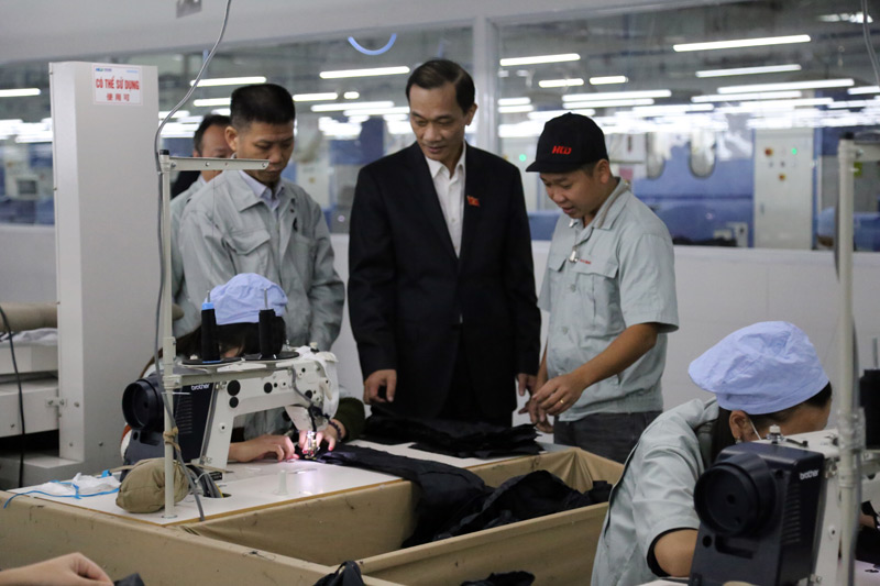 Đồng chí Vũ Hồng Thanh thăm cán bộ, công nhân Công ty TNHH May mặc Hoa Lợi Đạt Việt Nam trong KCN Texhong Hải Hà.