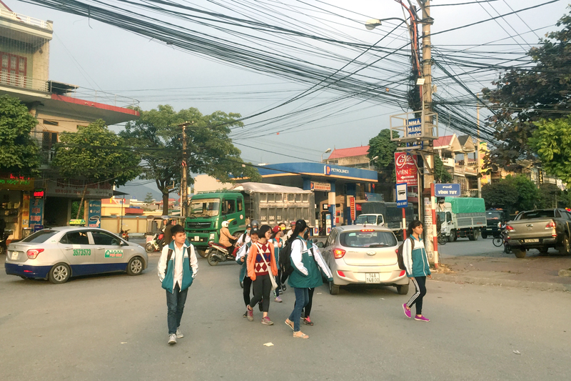 Giờ tan trường, học sinh sang đường rất đông đã dẫn đến ùn tắc giao thông tại nút giao thông bên Cửa hàng xăng dầu số 18.