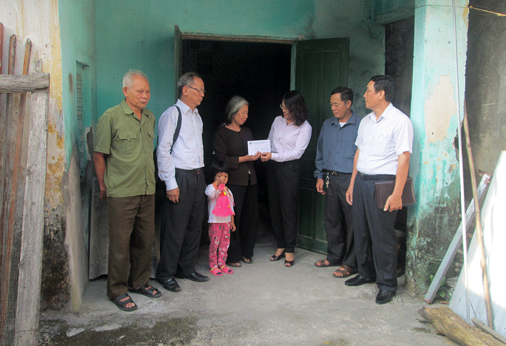 Ban Đại diện Hội Người Cao tuổi TP Hạ Long tặng quà cho người cao tuổi phường Hà Tu