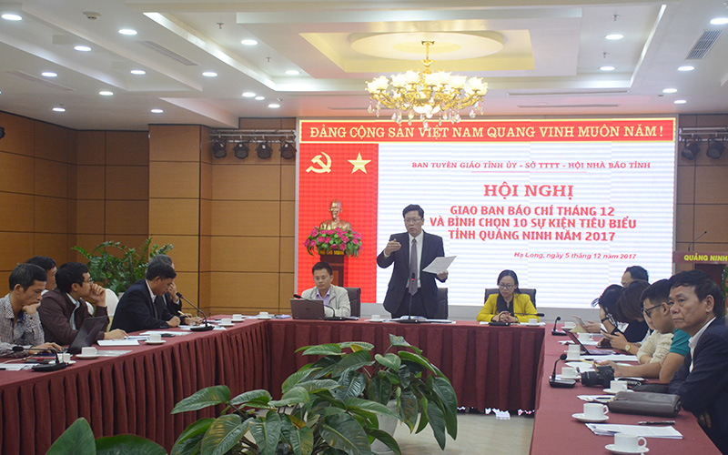 Đồng chí Phạm Hồng Cẩm, Phó Ban Tuyên giáo Tỉnh ủy phát biểu tại hội nghị