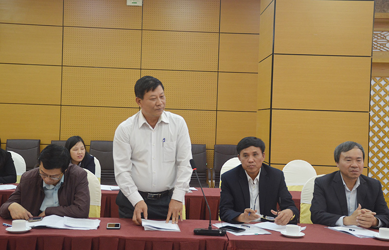Đồng chí Hoàng Chí Dũng, Phó Tổng biên tập Báo Quảng Ninh phát biểu tại cuộc họp.