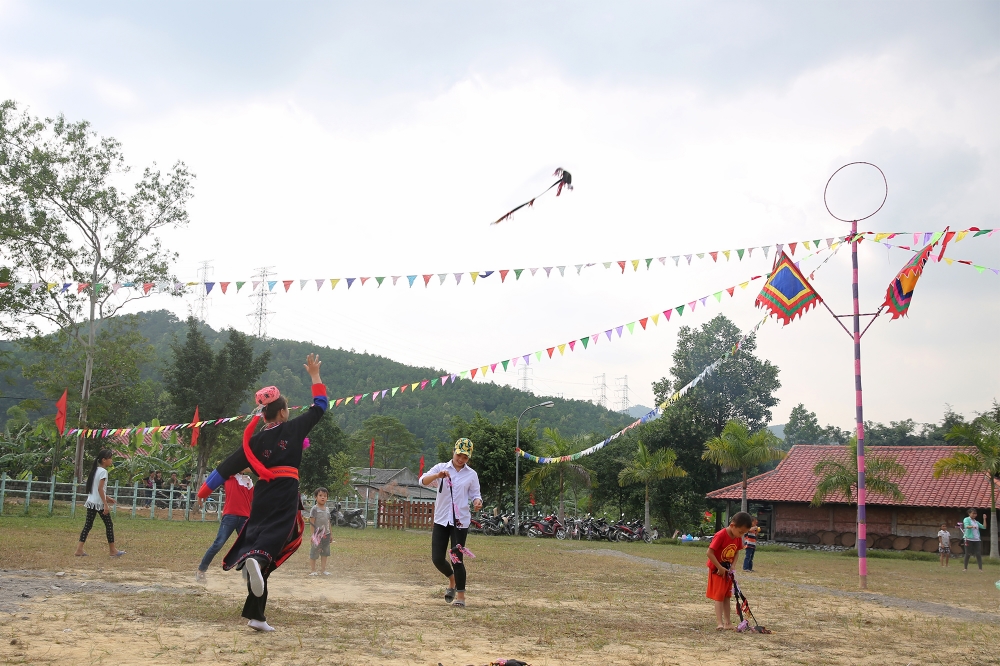 Người dân xã Bằng Cả, huyện Hoành Bồ tham gia các trò chơi dân gian tại Ngày hội đại đoàn kết toàn dân năm 2017. Ảnh: Hùng Sơn
