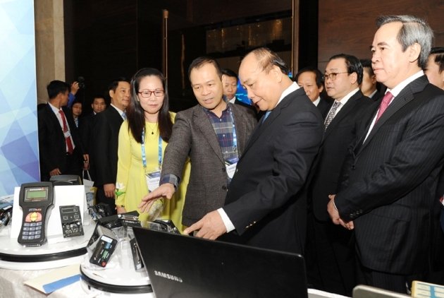 Thủ tướng Nguyễn Xuân Phúc tham quan Triển lãm Phát triển công nghiệp thông minh.