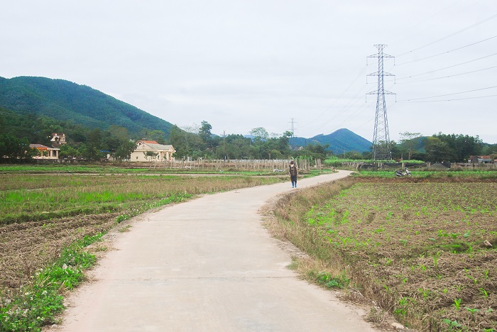 Tuyến đường nội đồng nối tới nhà văn hóa của thôn 3, xã Quảng La, được chung tay giữ gìn sạch đẹp, khang trang