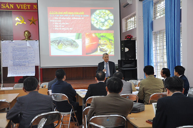 PGS.TS Trần Đáng tham gia gảng dạy một lớp bồi dưỡng Quản lý VSATP tại Quảng Ninh