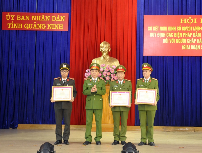 Thiếu tướng Phạm Văn Thế, Cục trưởng Cục C86 Tổng cục VIII, Bộ Công an tặng bằng khen của Bộ công an cho các tập thể, cá nhân.