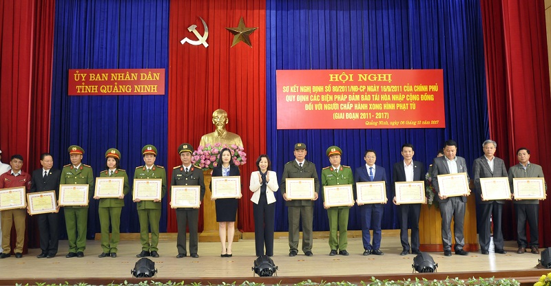 Đồng chí Vũ Thị Thu Thủy, Phó Chủ tịch UBND tỉnh trao tặng bằng khen của UBND tỉnh cho các tập thể, cá nhân.