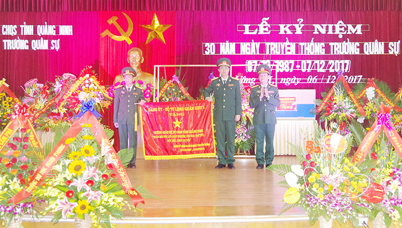 Đại tá Nguyễn Trung Trịnh, Chính ủy Bộ CHQS tỉnh  trao Bức trướng của Đảng ủy Bộ Tư lện QK3 cho Nhà Trường