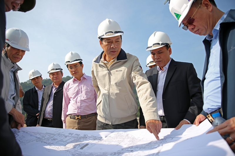 Đồng chí Bí thư yêu cầu Công ty CP phát triển Tùng Lâm đảm bảo tiến độ của dự án, đáp ứng phục vụ du khách mùa lễ hội năm 2018