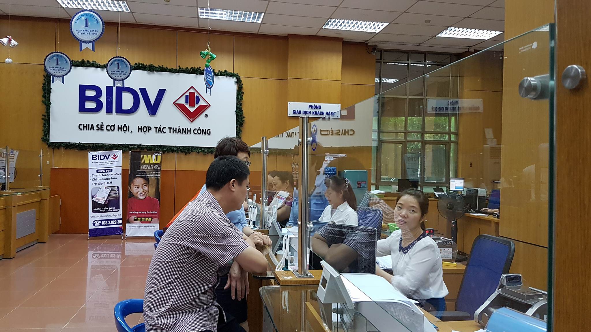 Khách hàng giao dịch tại Chi nhánh BIDV Quảng Ninh.
