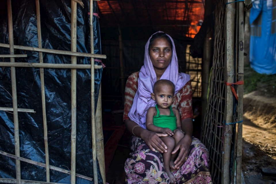 Một người di cư Rohingya và con gái tại trại tị nạn Balong Khali, Bangladesh. (Nguồn: UNHCR)