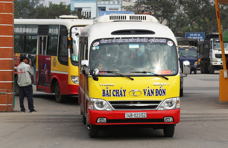 Xe buýt tuyến Bãi Cháy - Vân Đồn xuất bến về điểm cuối tuyến là huyện Vân Đồn. Ảnh Nguyễn Hưng