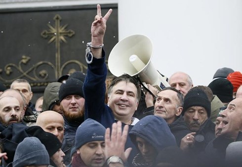 Ông Saakashvili được đám đông giải cứu khỏi an ninh Ukraine. Ảnh: Reuters.