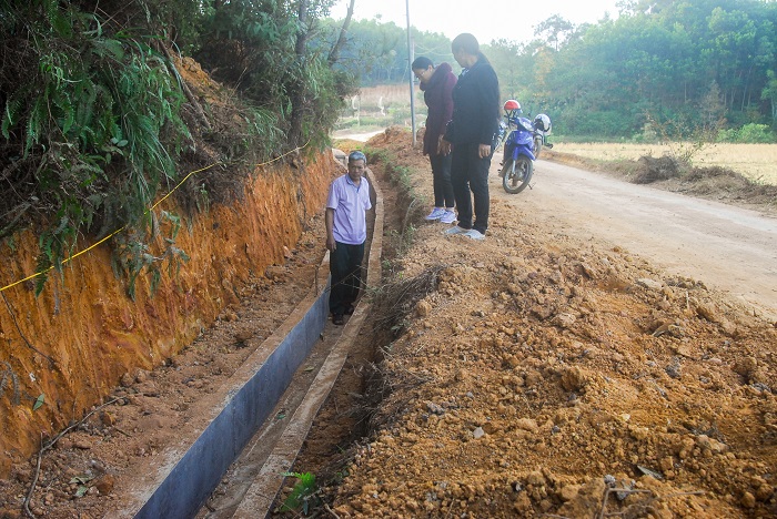 Cán bộ MTTQ xã Vô Ngại (huyện Bình Liêu) và thôn Tùng Cầu giám sát chất lượng thi công công trình mương nước tưới tiêu tại thôn.