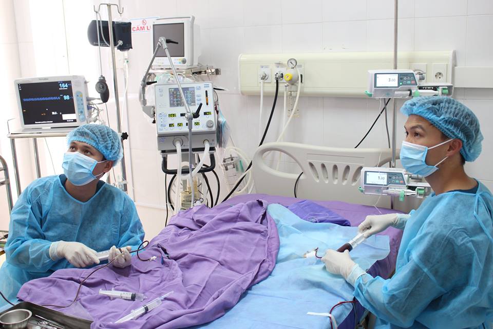 Thay máu cấp cứu trẻ bị suy hô hấp, viêm phổi và ho gà tại Bệnh viện Sản Nhi tỉnh Quảng Ninh