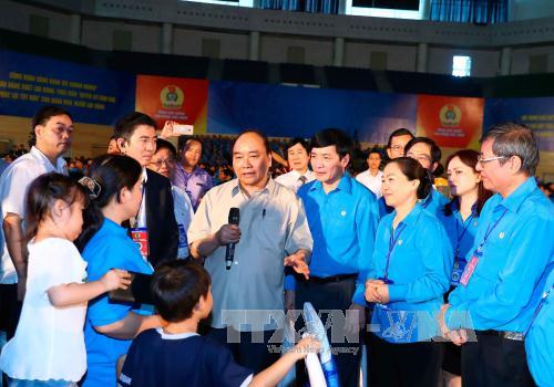 Thủ tướng Nguyễn Xuân Phúc đối thoại với công nhân lao động vùng kinh tế trọng điểm miền Trung ngày 22/4/2017. Ảnh: Thống Nhất/TTXVN