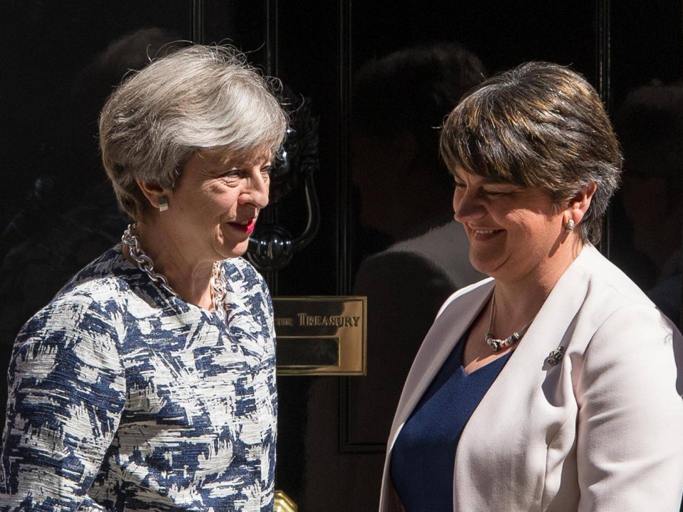 Thủ tướng Anh Theresa May và Chủ tịch đảng DUP Arlene Foster. (Nguồn: PA)