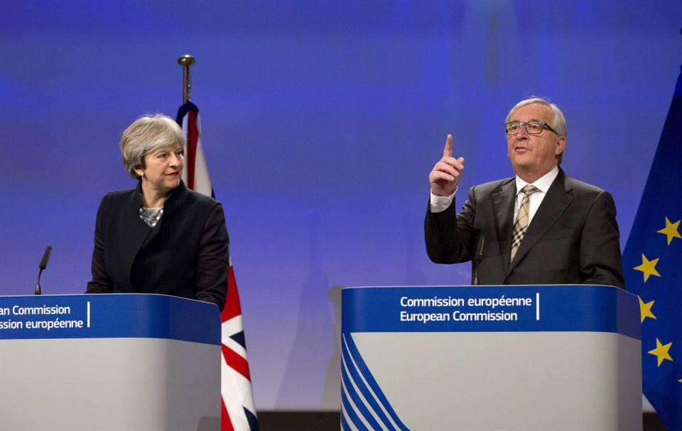 Họp báo sau cuộc đàm phán Brexit ngày 4/12 giữa Thủ tướng Anh Theresa May và Chủ tịch Ủy ban châu Âu (EC) Jean-Claude Juncker. (Nguồn: AP)