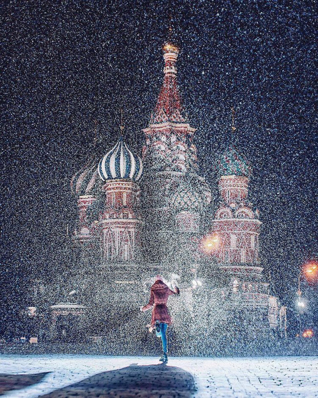 Quảng trường Đỏ là địa điểm không thể bỏ qua đối với các du khách đặt chân tới Moscow. Kiến trúc ấn tượng và màu sắc nổi bật của nhà thờ St. Basil's Basilica là cảnh nền lý tưởng cho bất kỳ bức ảnh nào.