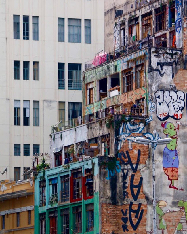 Chụp ảnh các bức tranh đường phố là sở thích của nhiều khu khách tới São Paulo. Đây là những tác phẩm nghệ thuật của các thanh niên địa phương.