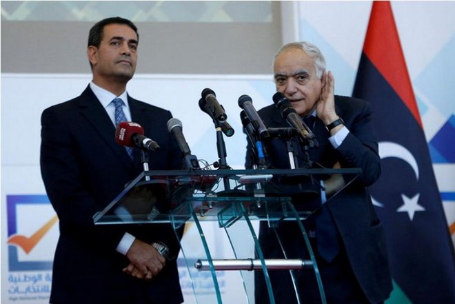 Đặc phái viên của Liên hợp quốc về Libya Ghassan Salame, Chủ tịch HNCE Emad Al-Sayeh trong cuộc họp báo ngày 6/12. (Nguồn: Reuters)