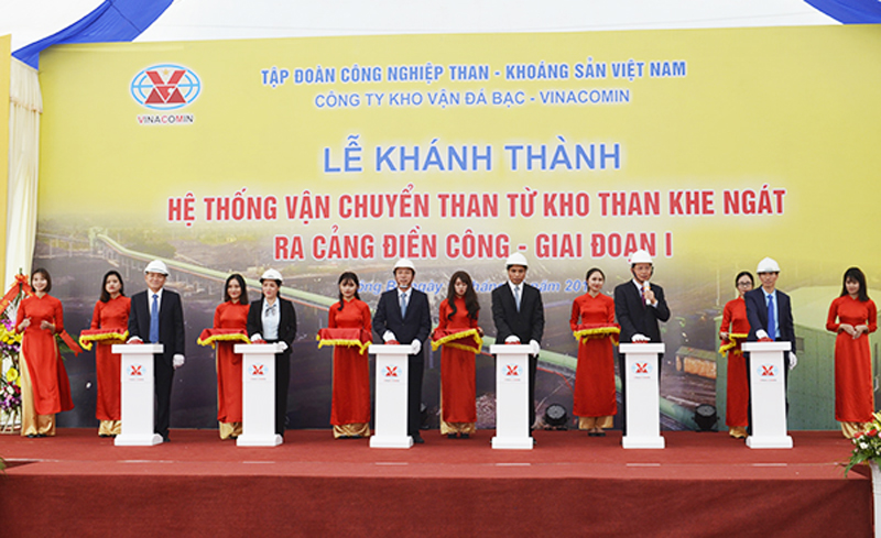  Các đại biểu ấn nút khởi động dự án tuyến băng tải than Khe Ngát - Điền Công. Ảnh Hoàng Nam