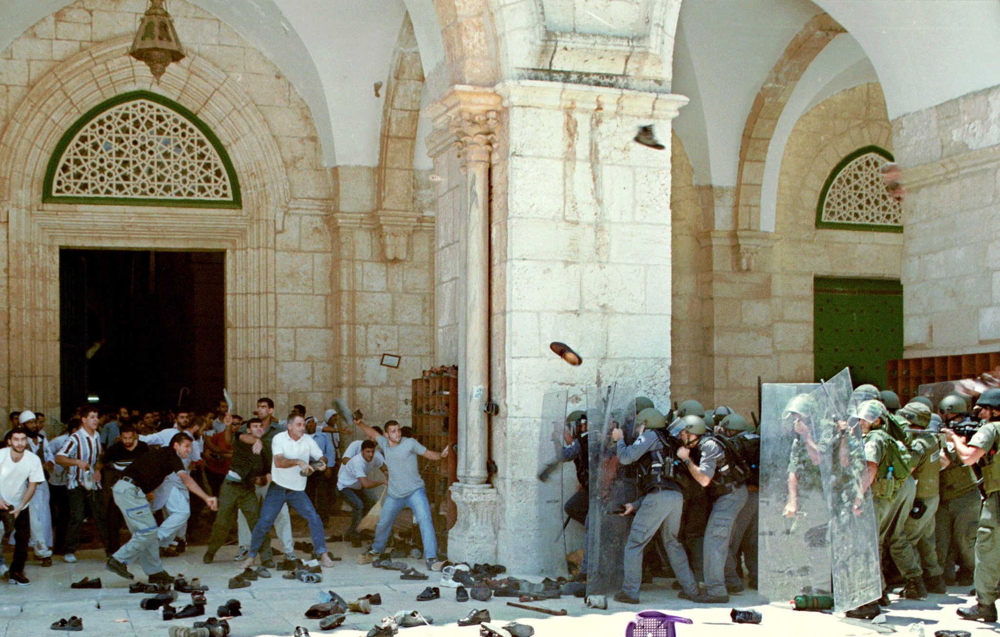 Người Palestine ném giày vào cảnh sát Israel tại nhà thờ Aqsa năm 2001. Ảnh: Getty Images