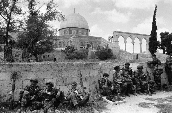 Binh sĩ Israel tại Nhà thờ Aqsa trong cuộc chiến tranh 1967. Ảnh: Getty Images