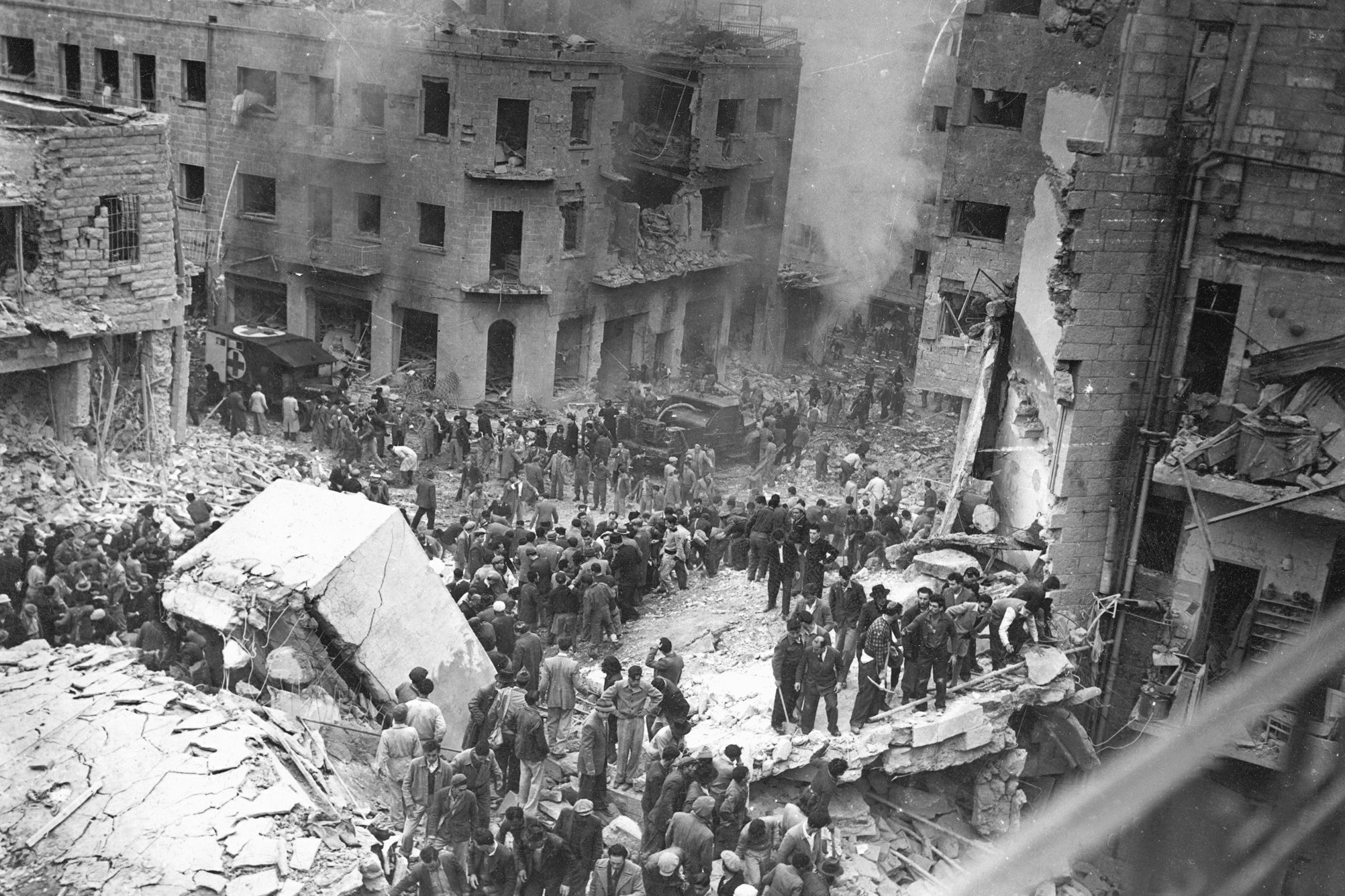 Tòa nhà sập đổ tại Ben Yehuda Street sau một vụ nổ bom xe năm 1948. Ảnh: AFP