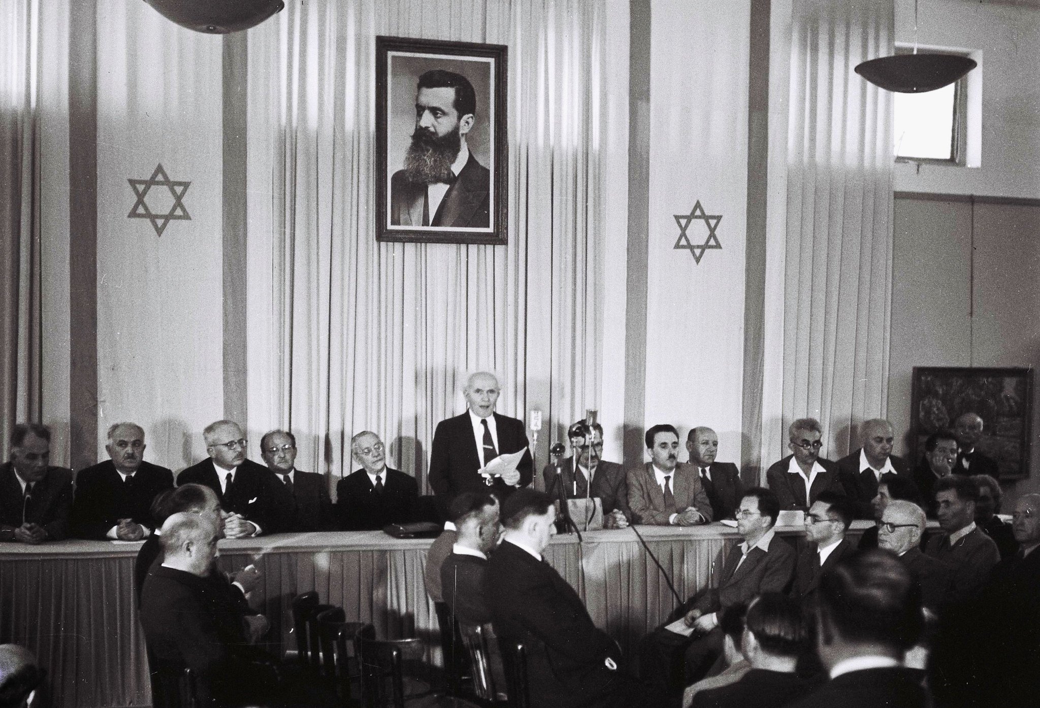 Ông David Ben-Gurion đọc bản tuyên ngôn độc lập của Israel vào ngày 14/5/1948 tại Tel Aviv. Ảnh: Getty Images