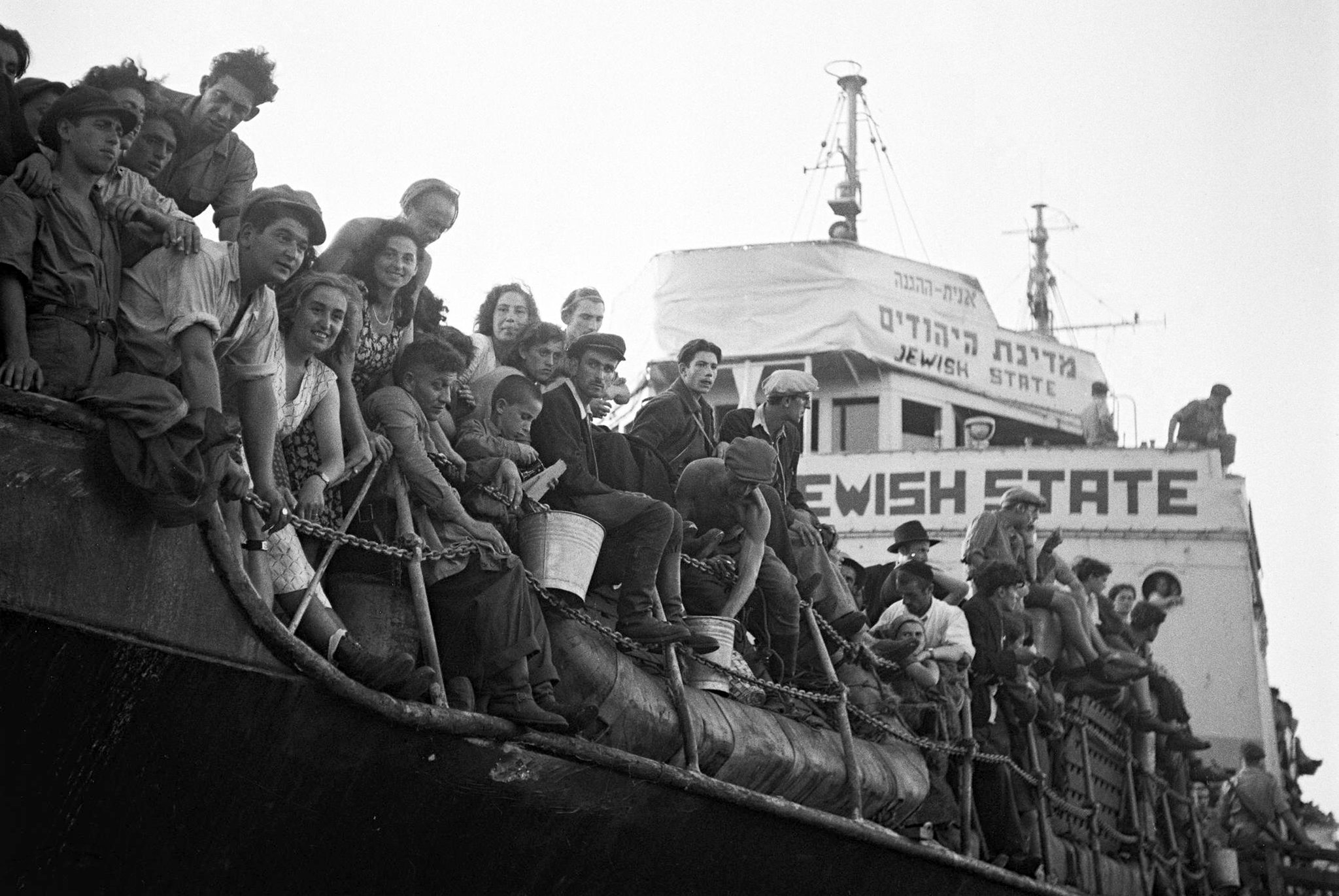 Giới chức Anh trục xuất người nhập cư Do Thái ra khỏi Haifal. Ảnh: Getty Images