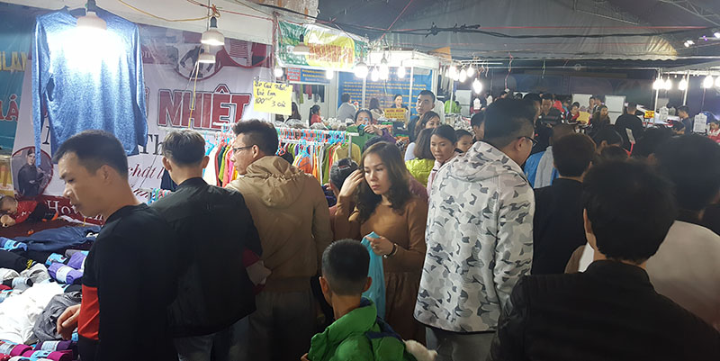 Có trên 3 vạn lượt người tham quan và mua sắm tại hội chợ. 