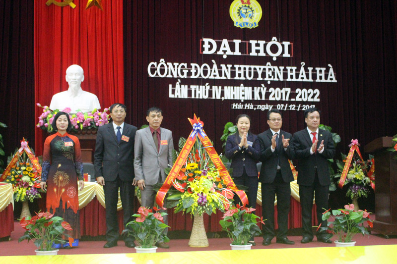 Lãnh đạo huyện Hải Hà tặng hoa chúc mừng Đại hội