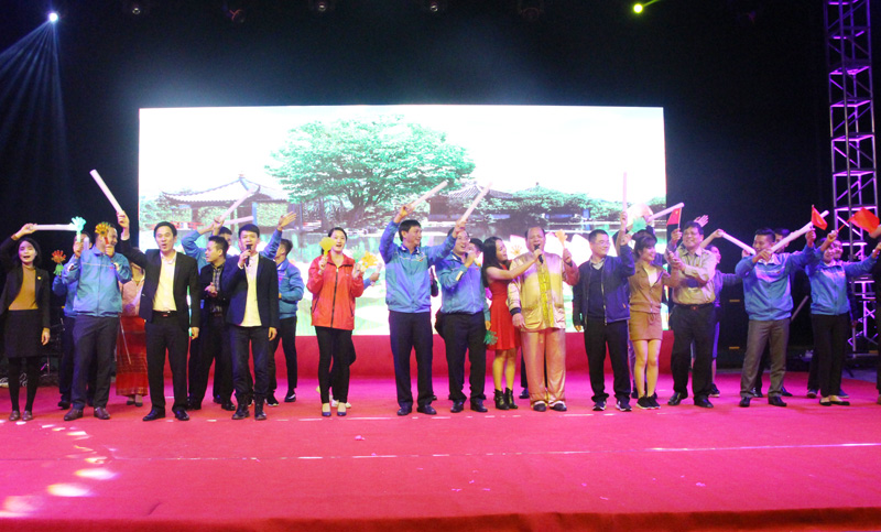 Đại biểu thanh niên tỉnh Quảng Ninh và tỉnh Quảng Tây cùng cất vang lời bài hát ....