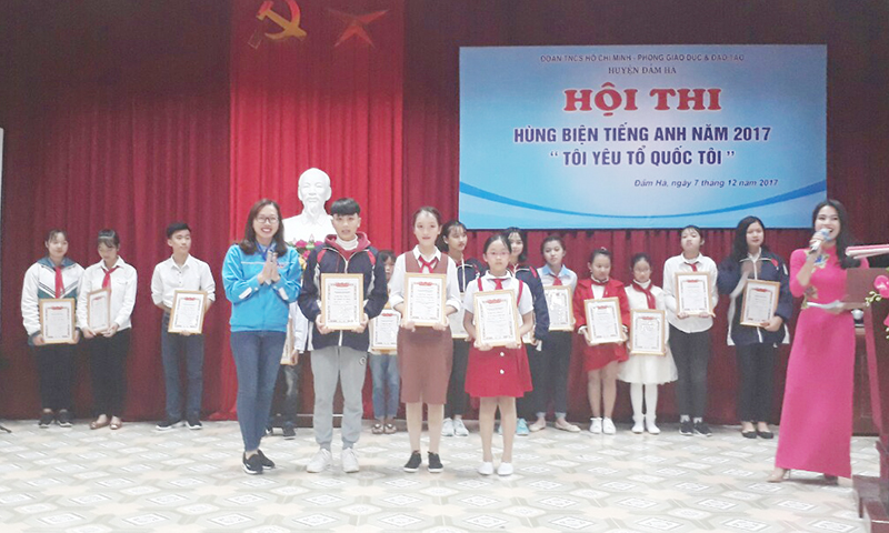 Ban tổ chức trao giải nhất cho các thí sinh xuất sắc của hội thi
