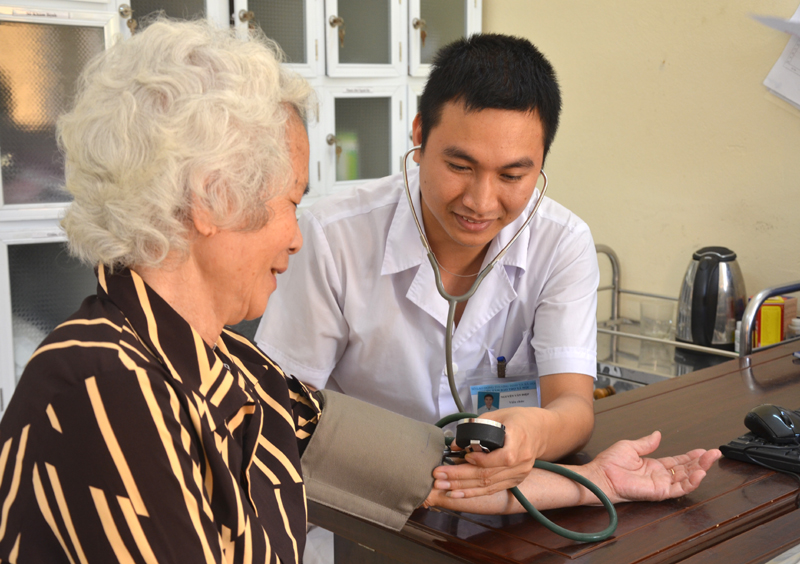 Nhân viên y tế Trung tâm Bảo trợ xã hội tỉnh chăm sóc sức khỏe cho người già tại trung tâm