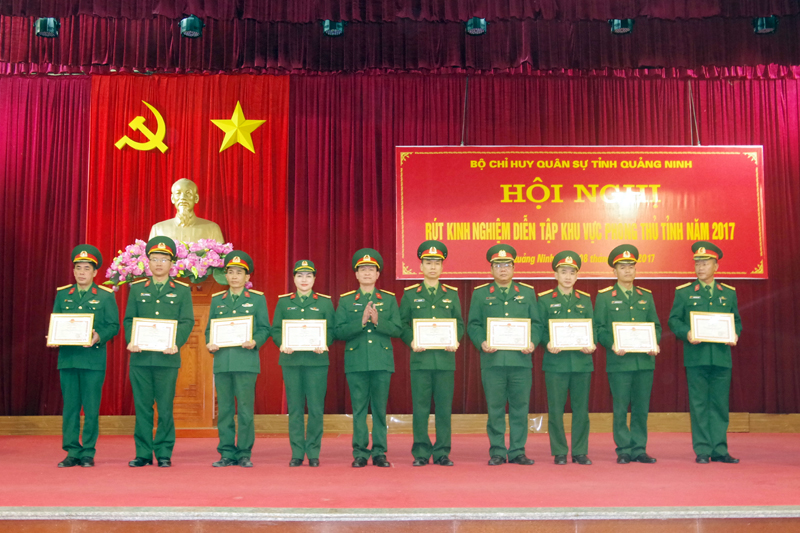Đại tá Nguyễn Trung Trịnh, Chính ủy Bộ CHQS tỉnh, tặng giấy khen cho các  tập thể có thành tích trong diễn tập.