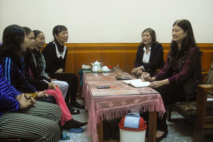 Bà Ngô Thị Hòa (ngoài cùng, bên phải) cùng đại diện hội viên phụ nữ khu phố 3 chuẩn bị nội dung họp Chi hội cuối năm