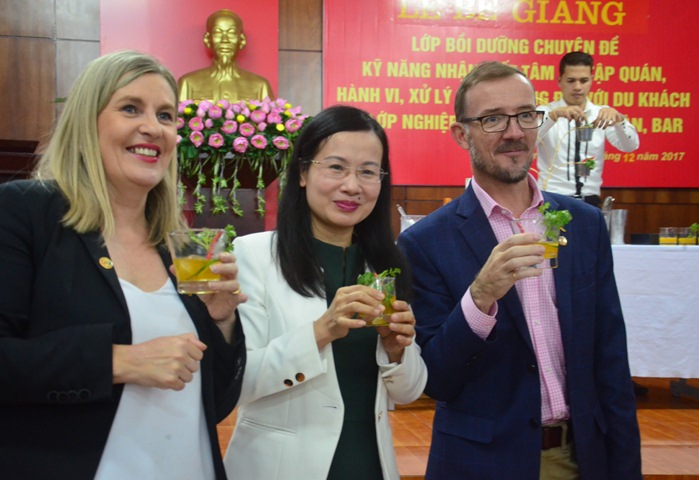 Bà Monique Richardson (ngoài cùng, bên phải) thưởng thức cocktail mang phong cách Việt do các học viên pha chế.