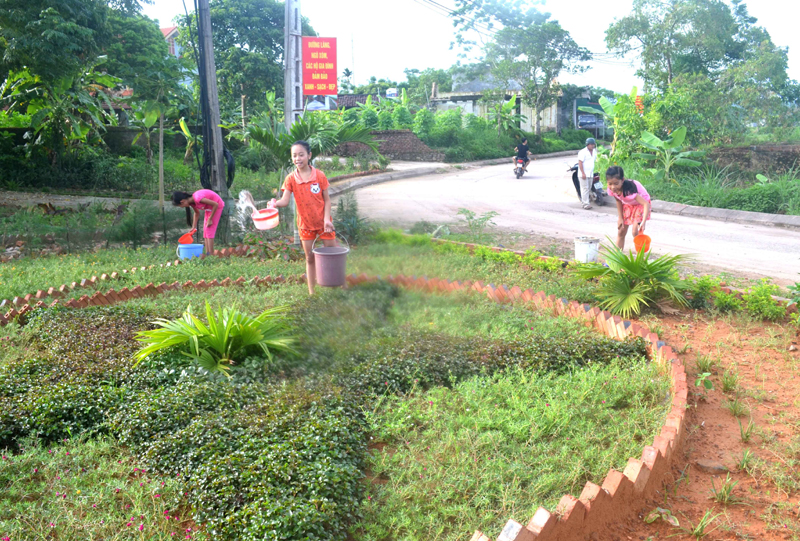 Người dân thôn Làng Nhội, xã Đông Hải, huyện Tiên Yên cắt cử nhau ra chăm sóc hoa hàng ngày