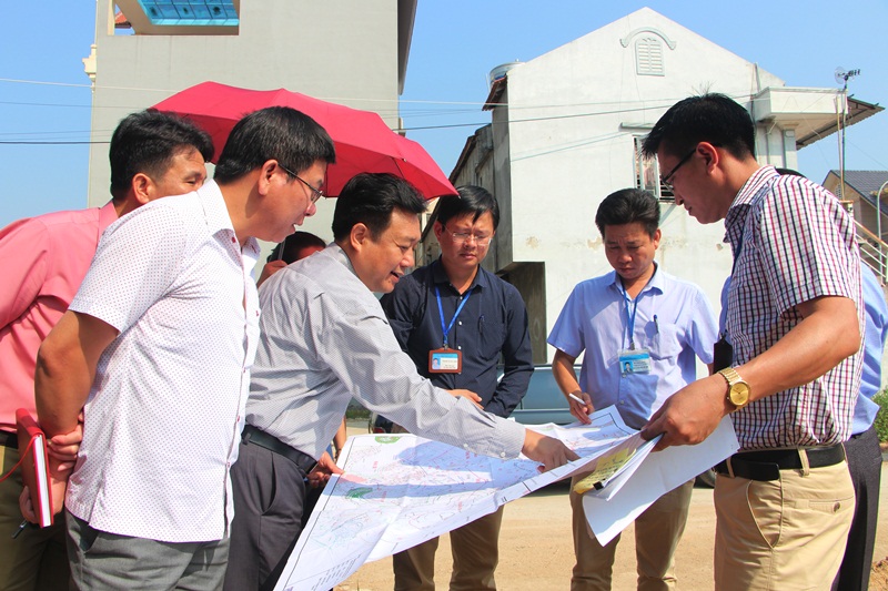 Đoàn giám sát HĐND tỉnh kiểm tra thực tế tiến độ dự án khu nhà ở sân vườn Cái Dăm, phường Bãi Cháy, TP Hạ Long.