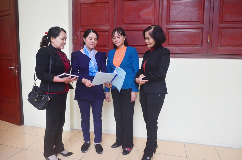 Cán bộ, hội viên phụ nữ phường Vàng Danh, TP Uông Bí trao đổi cách thức tuyên truyền xây dựng nếp sống văn minh ở cơ sở.