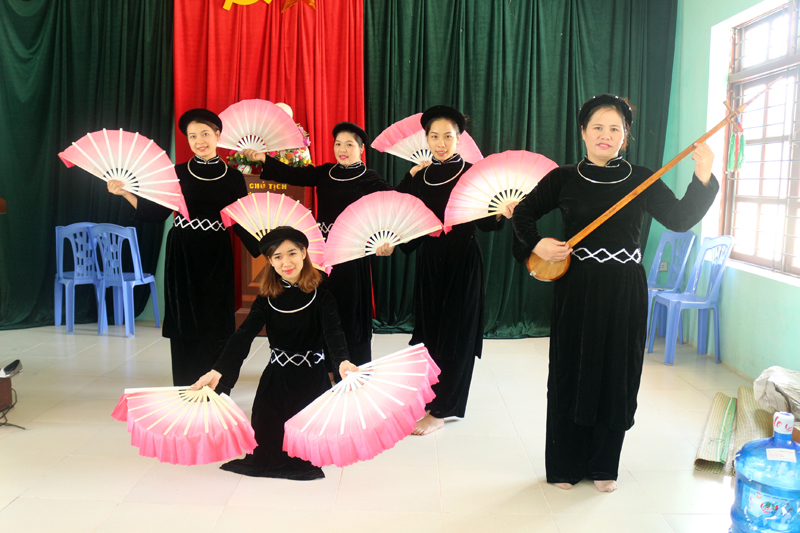 Các thành viên câu lạc bộ văn nghệ xã Hoành Mô luyện tập các tiết mục văn nghệ tham gia Lễ hội hoa Sở năm 2017