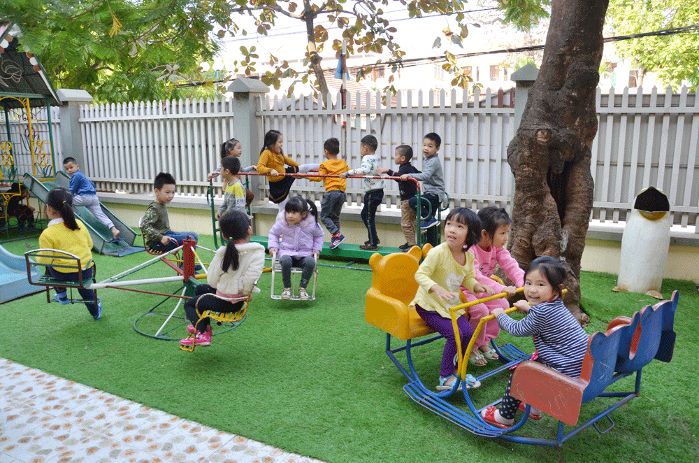 Trẻ 5 tuổi A5 Trường Mầm non Hoa Hồng (TX Quảng Yên) vui chơi tại sân chơi ngoài trời