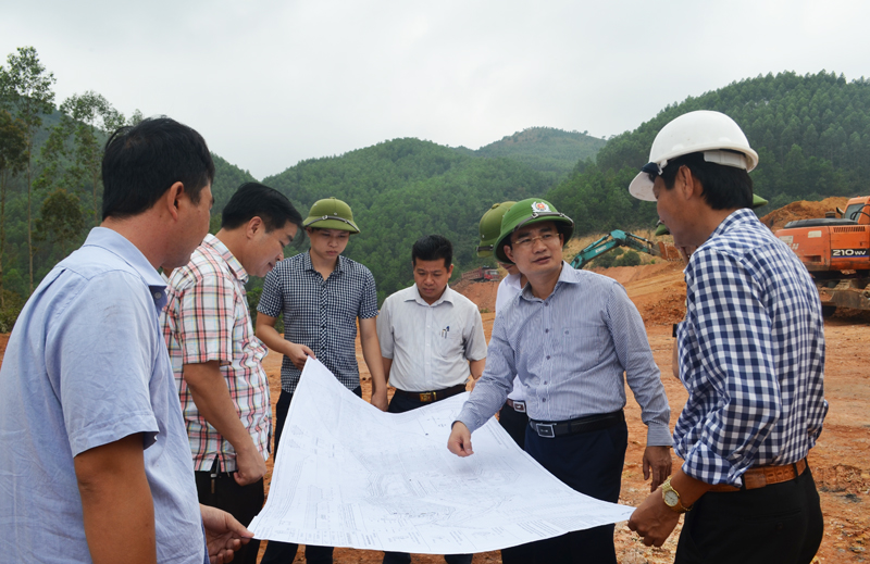 Lãnh đạo TP Uông Bí kiểm tra thực địa để đẩy mạnh tiến độ dự án xử lý nước rỉ rác do Công ty TNHH Đức Phú thi công