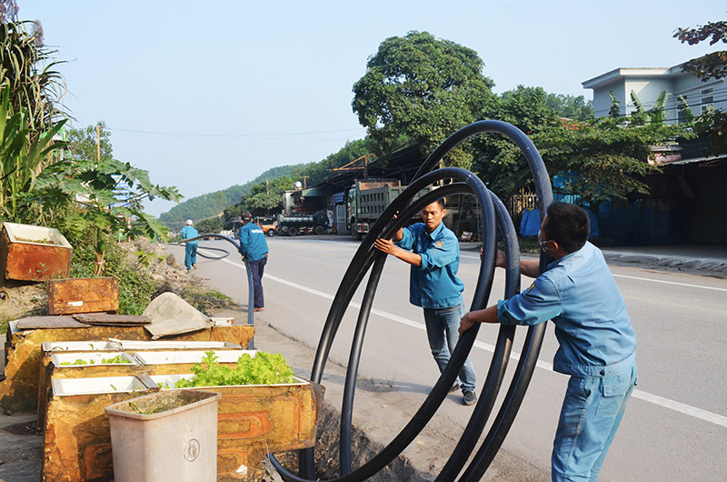 Công nhân Xí nghiệp nước Cẩm Phả thay thế hệ thống phát triển đường ống mới cho người dân trên địa bàn phường Mông Dương.